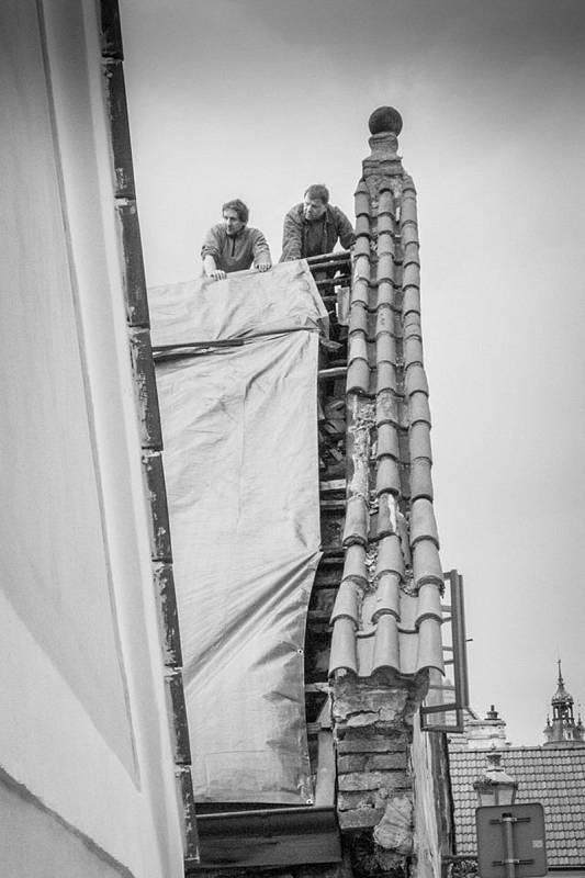 Následky požáru v Rooseveltově ulici majitelce pomáhají odstranit desítky dobrovolníků.