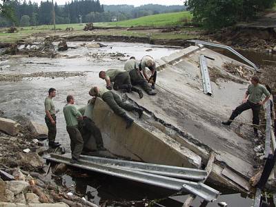 Rozvodněné toky řek způsobily obrovské škody.