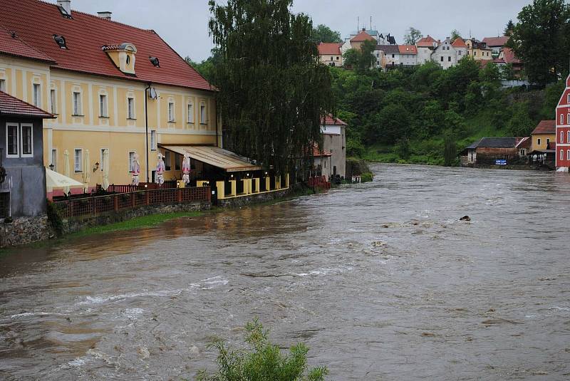 Povodně v Českém Krumlově v roce 2013. Ze břehů se vylila Polečnice, zahrozila i Vltava v centru. Pod vodou skončily hospodské zahrádky i auta.