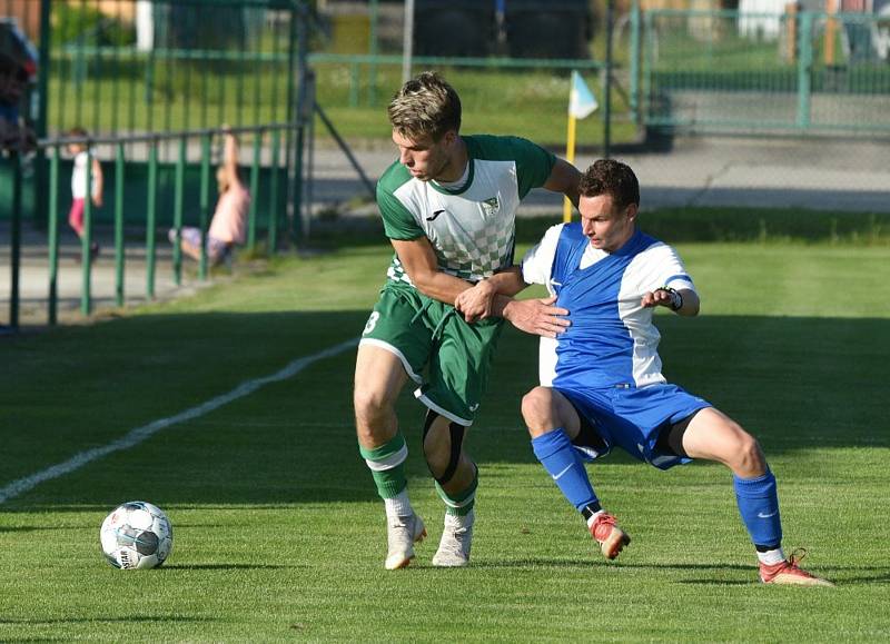 Fotbalisté Olešníku (v modrobílém) v rámci Turnaje přátelství porazili Český Krumlov vysoko 5:1.