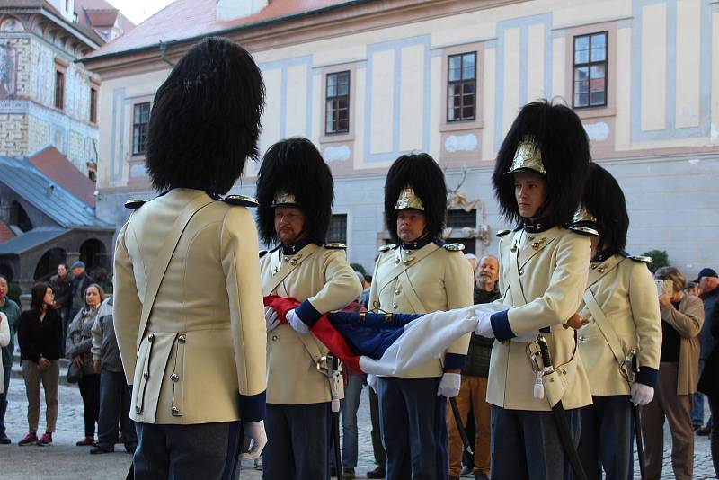 Slavnostním ranním ceremoniálem vztyčování gardových praporů na strážnici zahájili českokrumlovští granátníci Svatováclavské slavnosti 2018.
