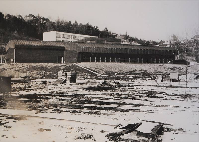 Pohled na areál plaveckého bazénu  v únoru 1991.