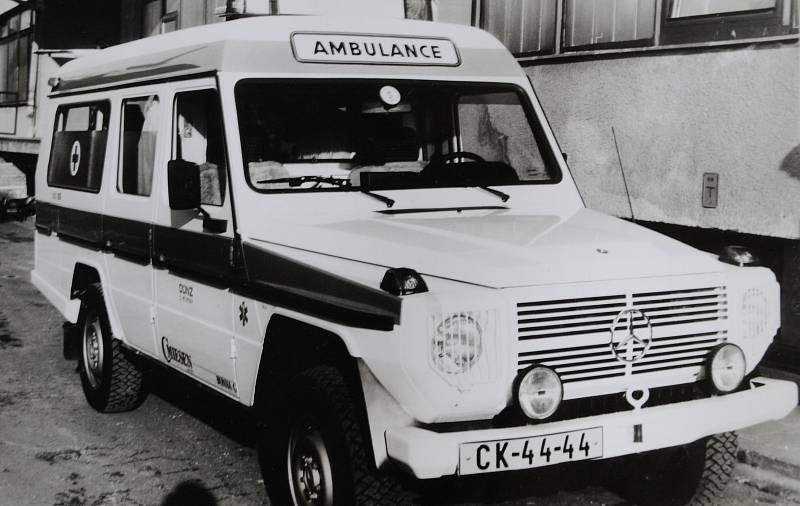Český Krumlov v roce 1987.  Nový sanitní vůz Mercedes.