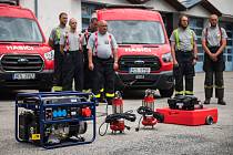 Novou hasičskou techniku slavnostně převzaly některé aktivní zásahové jednotky dobrovolných hasičů na stanici HZS v Českém Krumlově.
