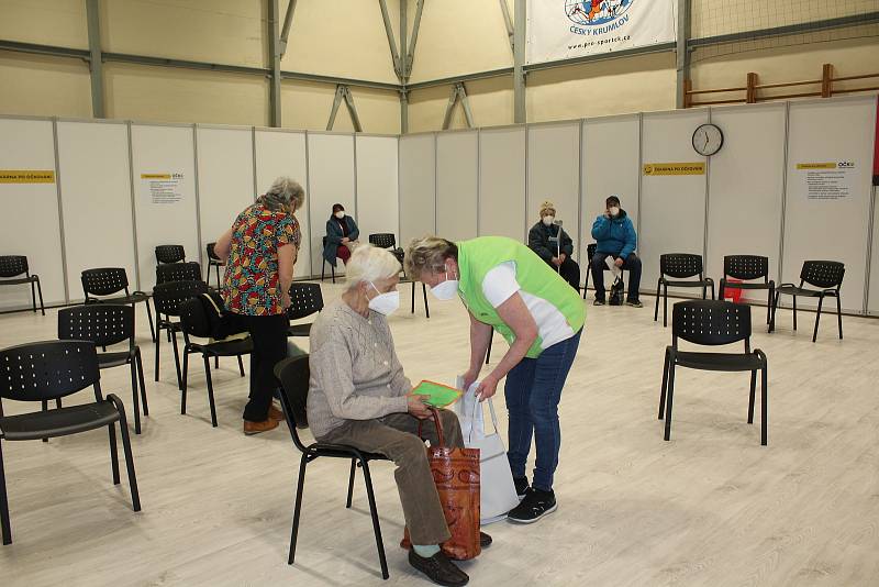 Očkovací centrum v Českém Krumlově ve sportovní hale už ukončilo provoz.