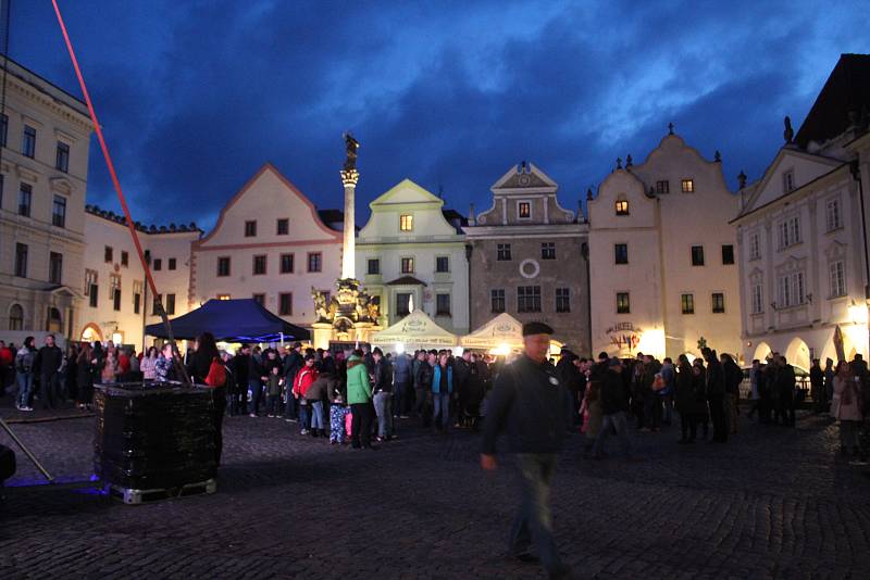 Občané Českého Krumlova na náměstí Svornosti oslavili 30 let po sametu, společně s kapelou Chlapi v sobě.