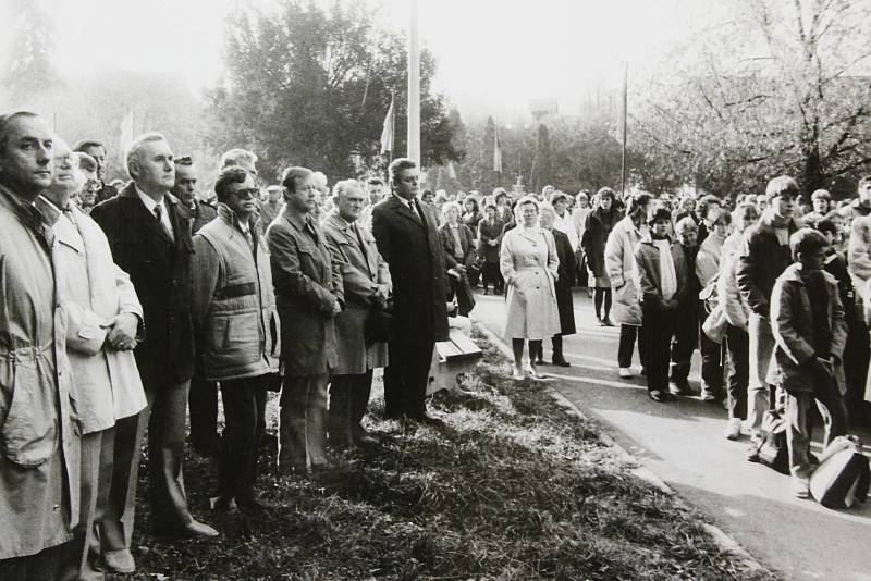 Osmdesátá léta v Českém Krumlově. Oslava 28. října u pomníku v parku.