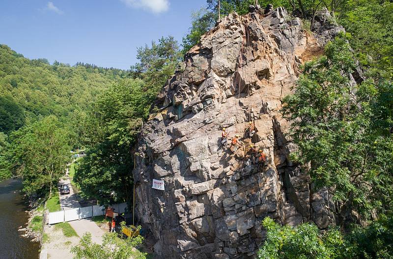 Hlavní pilíř Barevné skály je stržený, firma skálu dočistí a geolog řekne, co dál.