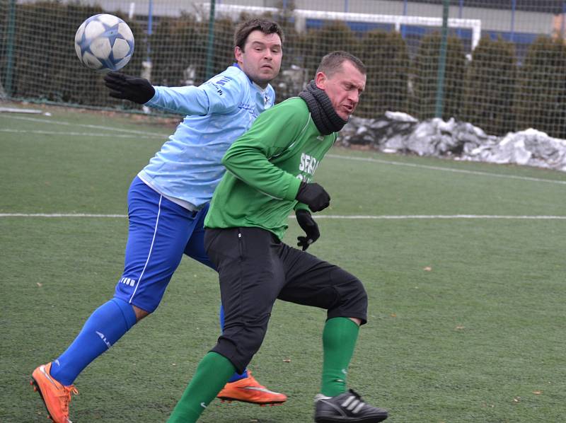 Slavoj Český Krumlov (v zelených dresech) v zimní lize na Hluboké přehrál Protivín 2:0.