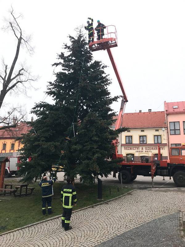 Zdobení vánočního stromu ve Velešíně.