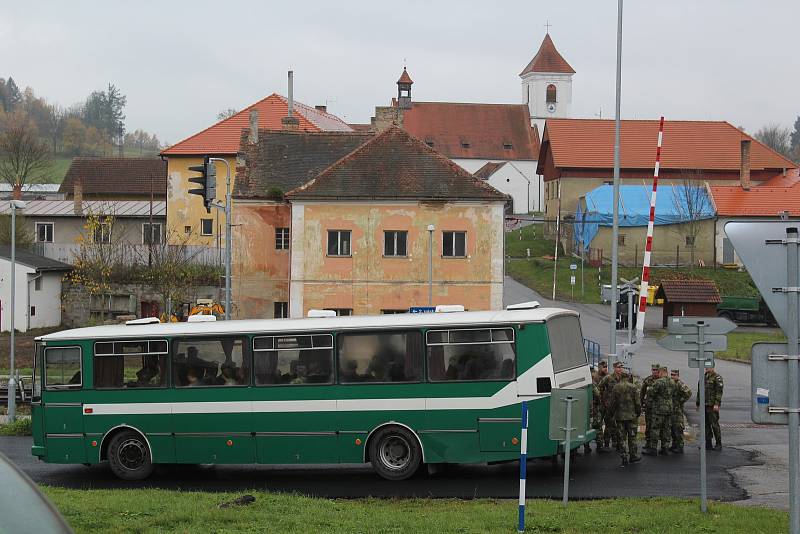 V Polné na Šumavě volilo několik stovek vojáků.