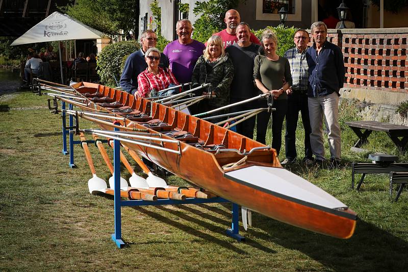 Nezapomenutelné setkání v Českém Krumlově a na Lipně. Stříbrní medailisté a olympionici si po letech zaveslovali na svém skifu.