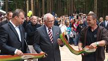 Unikátní Stezku korunami stromů na Kramolíně s výhledem na lipenské jezero v pátek oficiálně otevřel prezident republiky Václav Klaus.