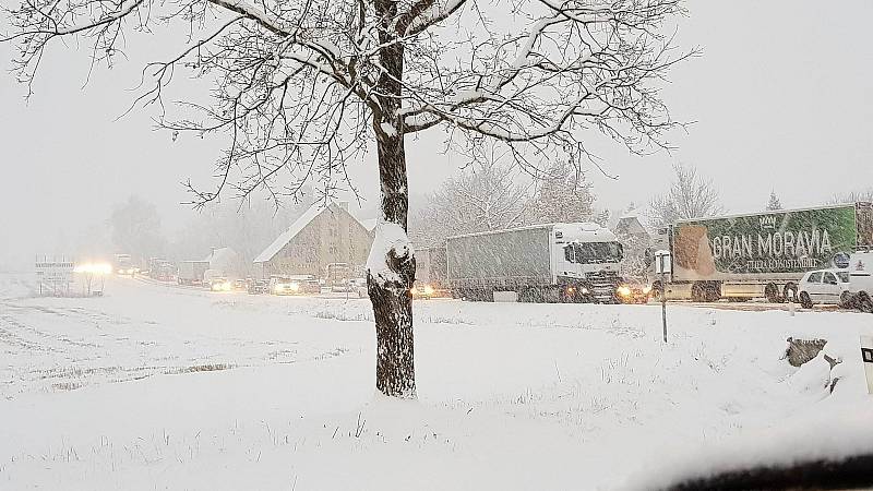 Řidiči dokumentovali ranní situaci na silnicích, největší problémy na Českokrumlovsku byly kvůli uvízlým kamionům na mezinárodní silnici E55 v okolí Velešína a Kaplice.