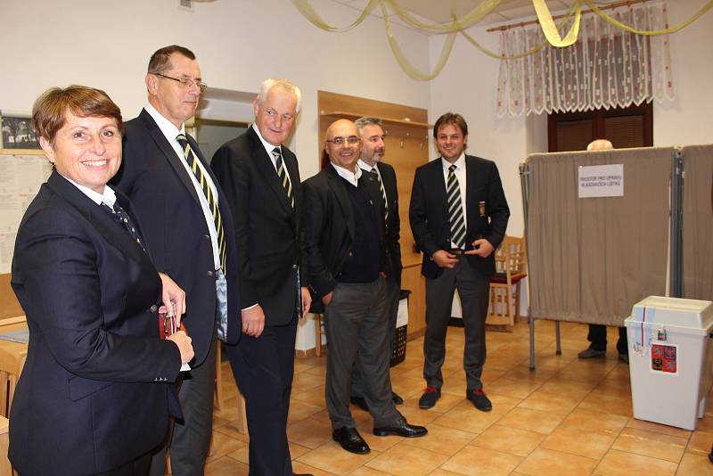 V Mirkovicích na Českokrumlovsku se v pátek k volbám dostavili kromě místních občanů také členové výboru České golfové federace.