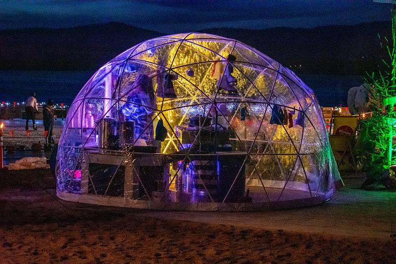 Mráz, hvězdy, stany a ice bar. Taková byla Polární noc na populární lipenské pláži Windy Point.