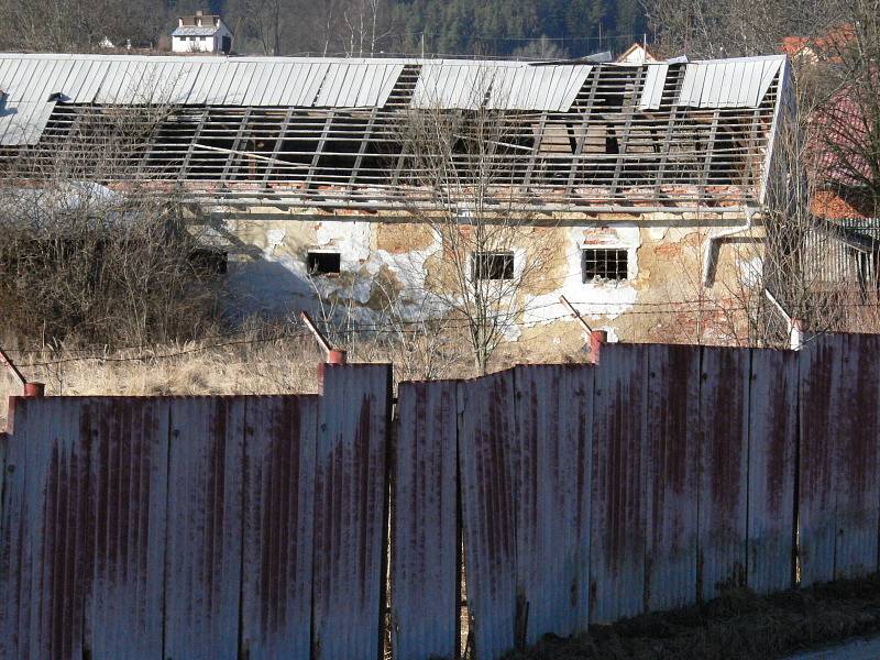 Takových objektů zůstalo po hospodaření armády  v bývalých kasárnách několik.