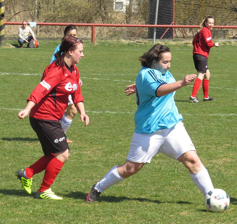 Fotbalová divize žen (skupina D) – 16. kolo: Spartak Kaplice (bledě modré dresy) – Platan Protivín 8:0 (5:0).