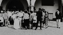 Český Krumlov v roce 1987. Svatba na náměstí.