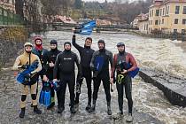 Krumlovští vodní záchranáři si v sobotu před Vánoci dali ve Vltavě pod kostelem trénink pro zkušené a odvážné.