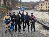 Krumlovští vodní záchranáři si v sobotu před Vánoci dali ve Vltavě pod kostelem trénink pro zkušené a odvážné.
