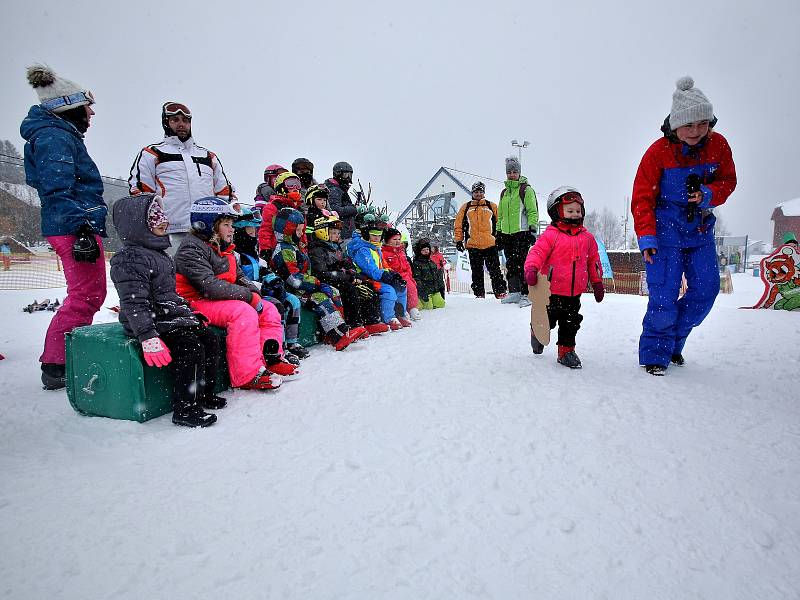 Tři krále si připomněly i děti, které si v sobotu užívaly čerstvý sníh na lyžích.
