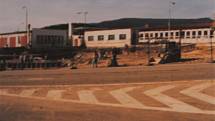 Český Krumlov v roce 1995. Výstavba čerpací stanice Benzina u křižovatky do Tovární ulice.
