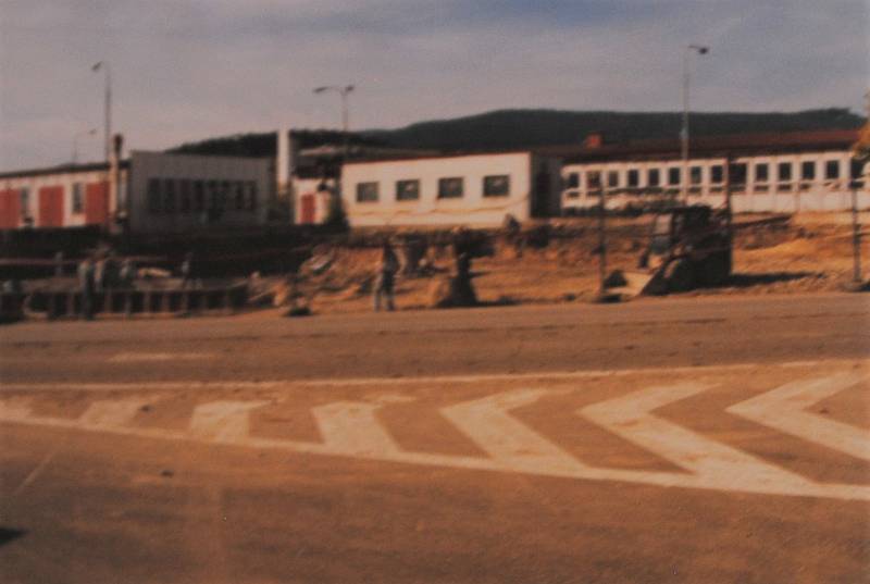 Český Krumlov v roce 1995. Výstavba čerpací stanice Benzina u křižovatky do Tovární ulice.