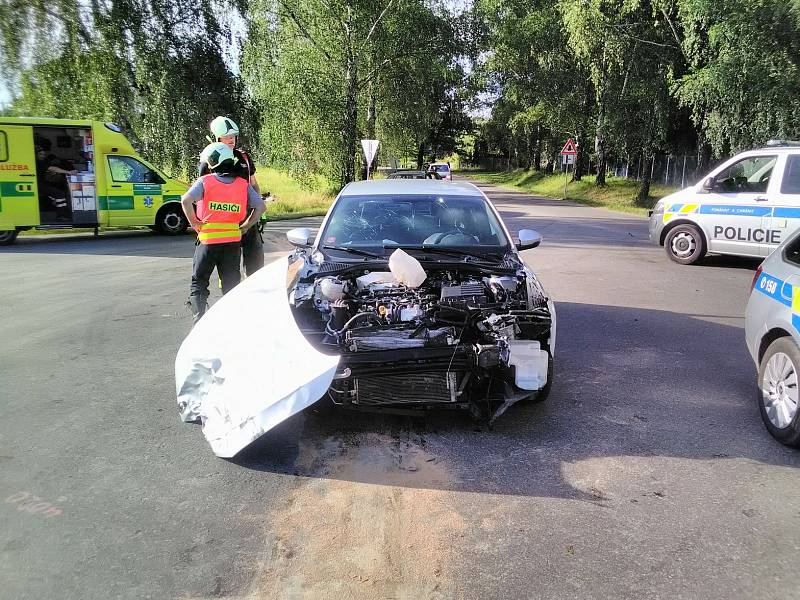 U Zvíkovského Podhradí se střetl osobní automobil s motorkářem. Byl transportován do nemocnice letecky.