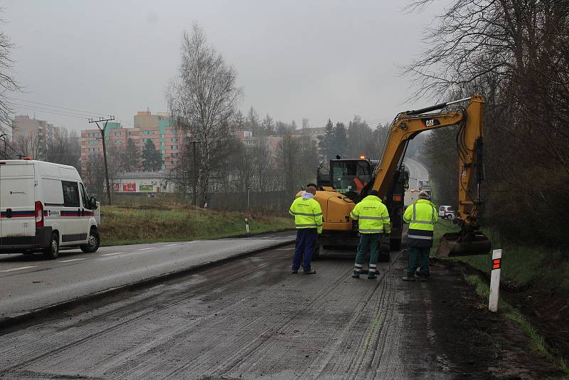 Práce u Velešína opět vypukly plnou silou. Objížďky nyní platí pro veškerou dopravu, během dopoledne ale třeba v Českém Krumlově nijak zvlášť nevázla.