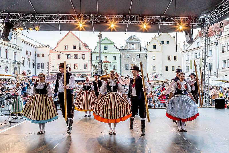 Svatováclavské slavnosti a Mezinárodní folklórní festival roztančily historické jádro českého Krumlova.