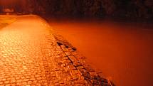 Vltava v Českém Krumlově kulminovala ve 22 hodin s výškou hladiny 189 cm a průtokem téměř 77 kubíků vody za vteřinu.