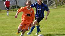 Oblastní I.B třída (skupina A) - 8. kolo: Sokol Chvalšiny (modročerné dresy) - FC Šumava Frymburk 1:2 (1:1).