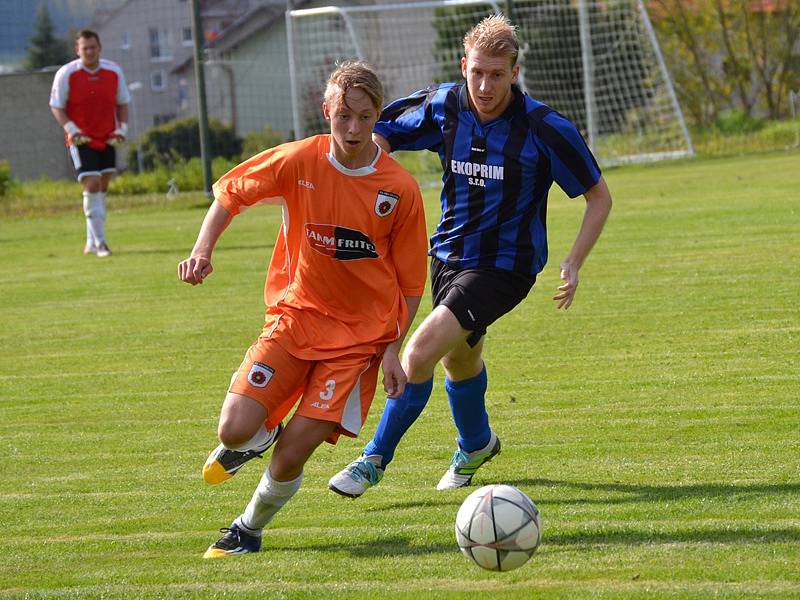 Oblastní I.B třída (skupina A) - 8. kolo: Sokol Chvalšiny (modročerné dresy) - FC Šumava Frymburk 1:2 (1:1).