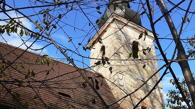 Kostel v Klení je jedním z nejstarších v celých jižních Čechách. Pochází už z první poloviny 14. století. Pro svoji netypičnost přitahuje zraky turistů.