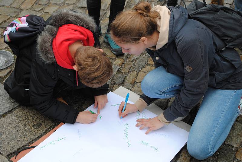 Studenti gymnázia a školy sv. Anežky se sešli na náměstí, připojili se ke globální demonstraci za ochranu klimatu a životního prostředí.