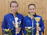 OPORY ZVOU. „Přijďte na parádní badminton, nebudete litovat!“ vzkazují Hana Milisová a Sabina Milová (zleva).