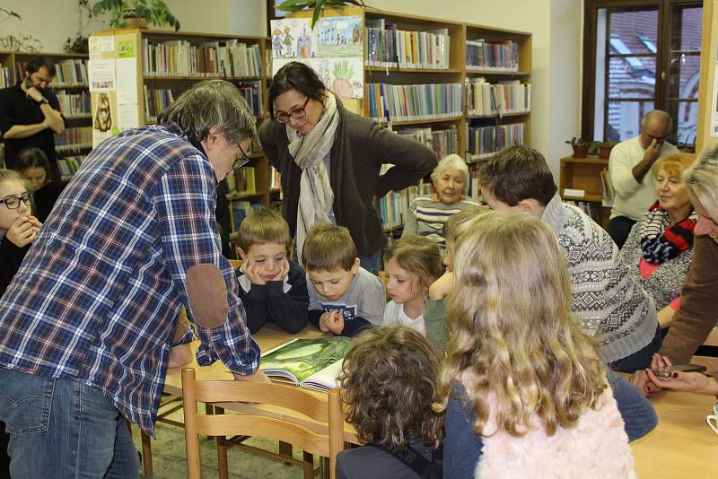 V oddělení pro děti Městské knihovny Český Krumlově měli v pátek napilno, děti se učily kreslit draka od slavného ilustrátora.