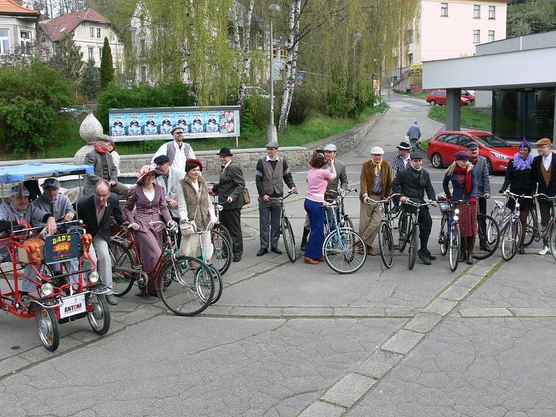 Ulicemi Krumlova projela spanilá jízda retro cyklistů