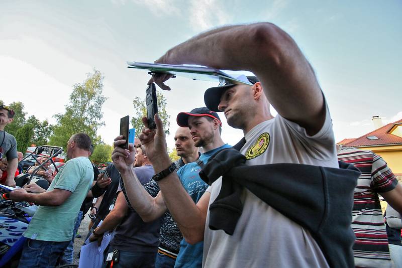 Policisté ze zásahovek z celé republiky se v pátek rozběhnou po lipenských lesích.