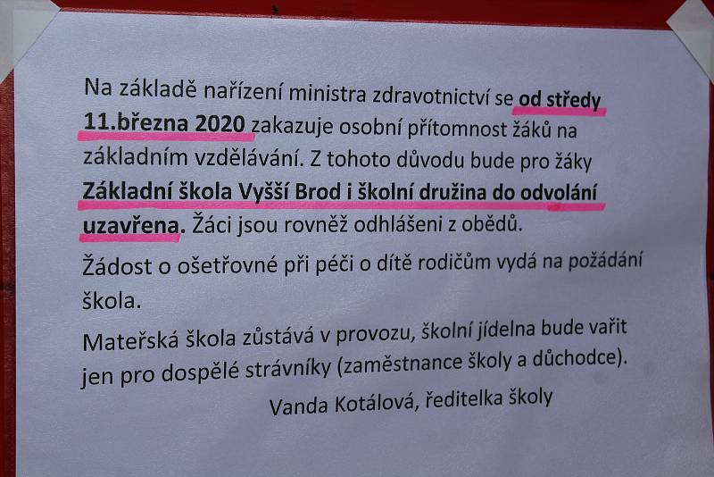 Zástupce ředitelky vyšebrodské základní a mateřské školy Jan Jiřička vylepil krátce po poledni na dveře školy informace o uzavření školy.