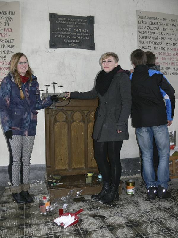 Gymnazisté na židovském hřbitově v Českém Krumlově. 