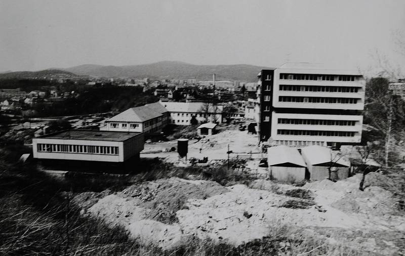 Český Krumlov v roce 1987. Výstavba pavilonu interního oddělení.