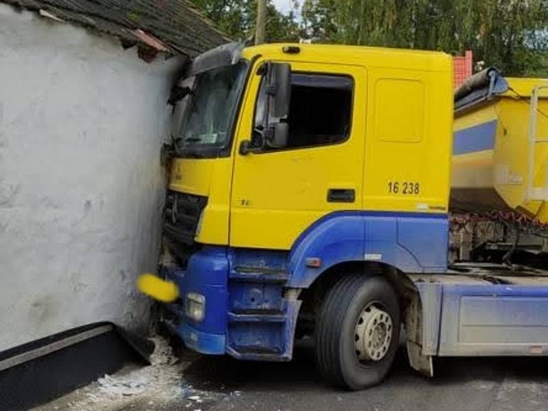 V obci Prostřední Svince u Dolního Třebonína v pondělí 26. září 2022 narazilo těžké nákladní auto do domu.