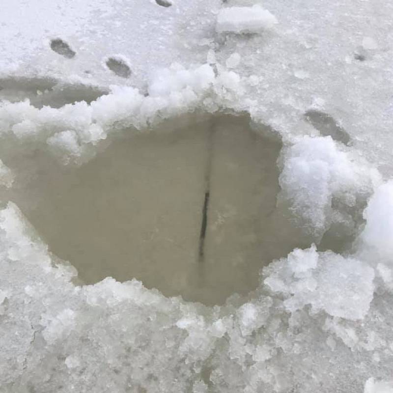 Měření ledu u Frymburka.
