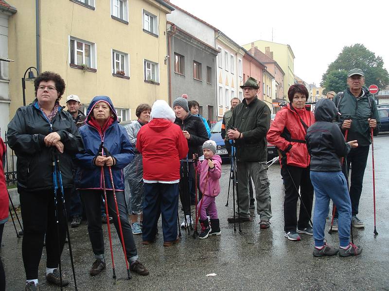 Nordic Walking branou Novohradských hor v Benešově nad Černou se konal i navzdory dešti.