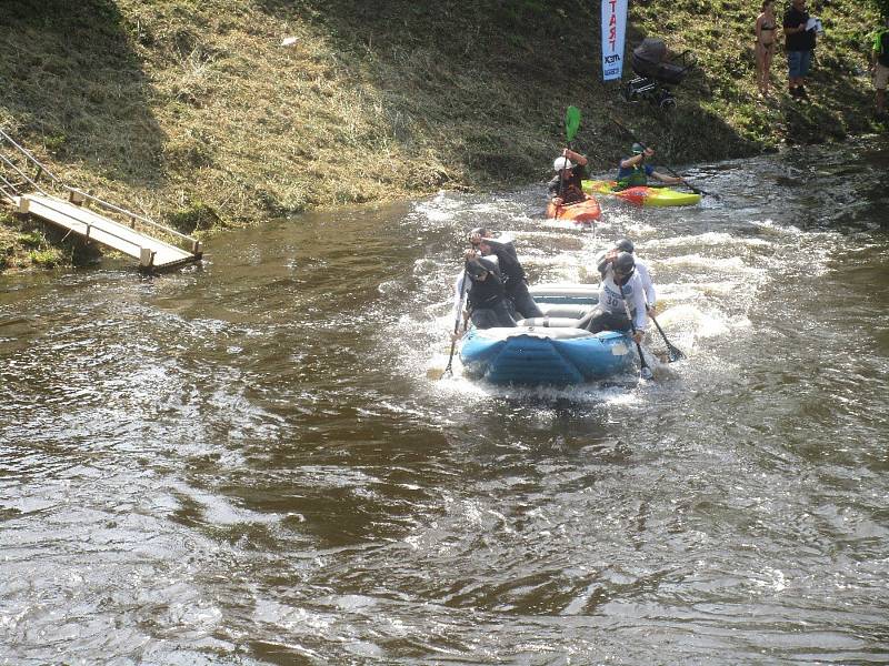 Na divoké vltavské vodě pod lipenskou přehradou je o víkendu živo. Foto: Vlasta Slípková