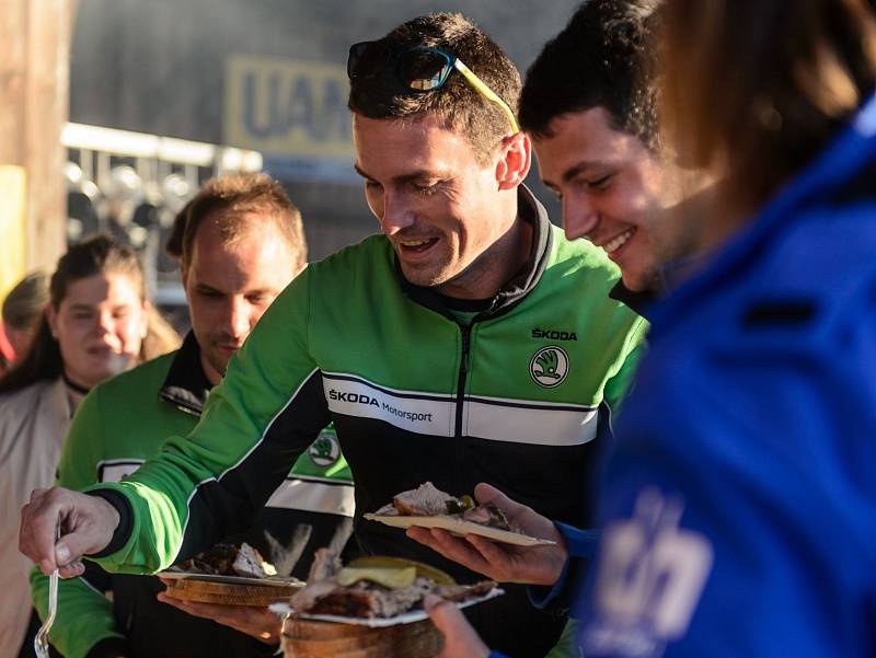 Fanoušci a jezdci Rallye Český Krumlov se ve středu setkali na Holkově.