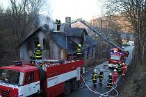 Ve Větřní hořelo ve vybydleném domě nad tamním sběrným dvorem v kopci v Šumavské ulici.