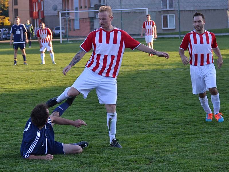 Okresní přebor muži - 6. kolo: FK Dolní Dvořiště (modré dresy) - TJ Smrčina Horní Planá 2:1 (2:1).